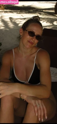 fitmitdebbs - I love dancing by the pool all night long, the rhythm of the music