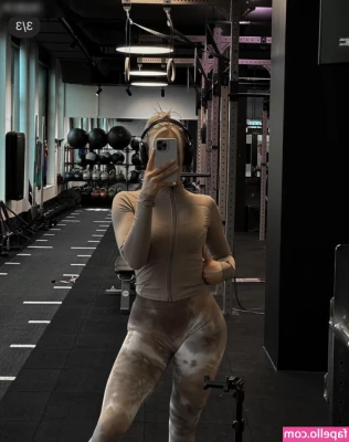 fitmitdebbs - The more tails to hold and pull The better  arinicookies  Dm me if