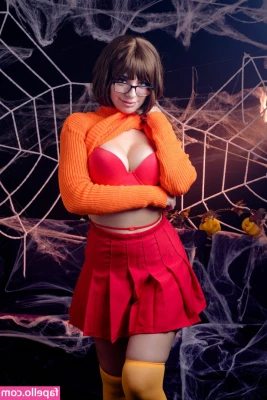 Valentina Kryp [ valentina-kryp-4 ] - I'm trapped. Help? 😈👼