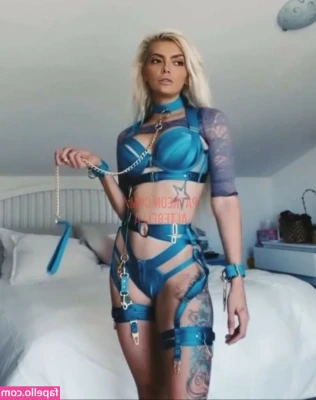 Ella Dvornik [ ella-dvornik ] - YEEEEHAW 🤠 You like these Pretty feet ??