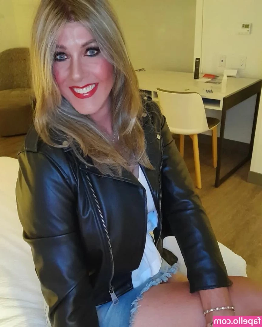 Alexis Andrews [ alexis-andrews ] - Horny little bitch  jones_lily2 wants to give you a gift FREE