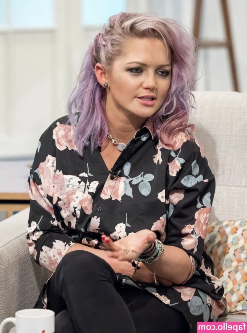 Hannah Spearritt [ hannah-spearritt ] - smokin a bowl with no panties on 😈🌿