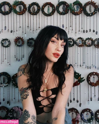 Earthdarling - She bought a new pair of flats - and that means only one thing - they
