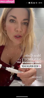 Nina Bott [ nina-bott ] - Good morning fans  hope you are starting or your day is going well so