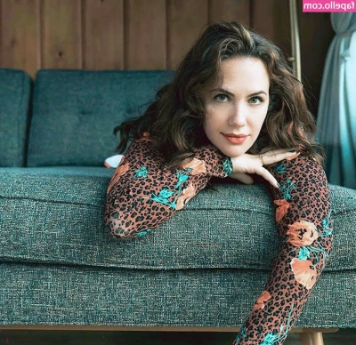 Kate Siegel [ kate-siegel ] - Why is this hungry bitch wear a muzzle     tearsoafp   An obedient