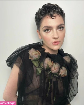 Emily Carey [ emily-carey ] - Sometimes when I m editing I get so horny I have to stroke and play