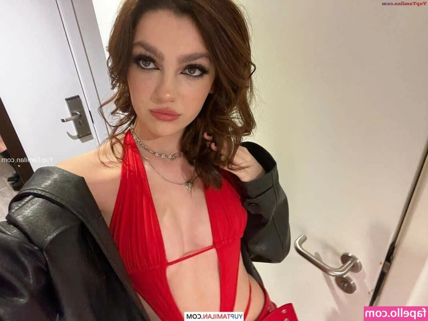 Emily Carey [ emily-carey ] - 還是胖人妻