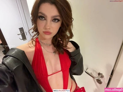 Emily Carey [ emily-carey ] - 還是胖人妻