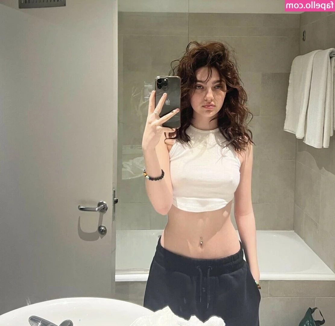 Emily Carey [ emily-carey ] - Who wants to rub this in for me 🤪