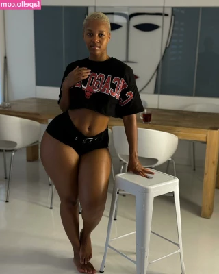 Faustina Thobakgale [ faustina-thobakgale ] - A quick shower
