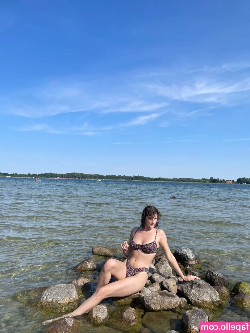 olivvia_m_ [ olivvia-m ] - Come Have a seat