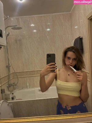 Mihalina Novakovskaya [ mihalina-novakovskaya ] - fresh out the shower 💦 (swipe for e-girl tits🩵)