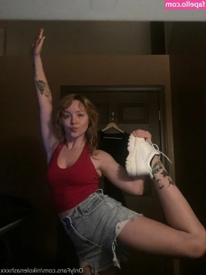 Nikole Nash [ nikole-nash ] - Just got my toes done, should I have some foot job in this weeks