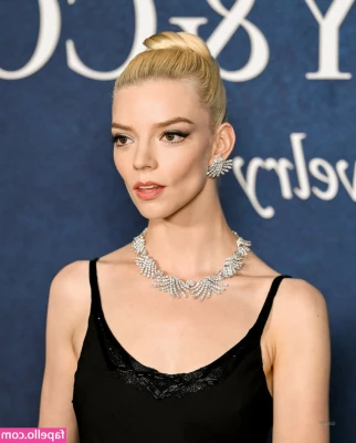 Anya Taylor-Joy [ anya-taylor-joy ] - 𝗦𝗟𝗘𝗘𝗣𝗢𝗩𝗘𝗥! Video coming tonight 🎥