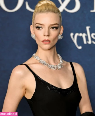 Anya Taylor-Joy [ anya-taylor-joy ] - 이건 얼마전에 바닷가 갔을떄 찍은 바닷가 거유