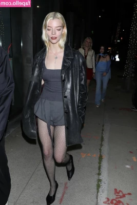 Anya Taylor-Joy [ anya-taylor-joy ] - Wow found this photos from 6 years ago my first Burlesque performance