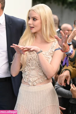 Anya Taylor-Joy [ anya-taylor-joy ] - Lo ayudas a levantar