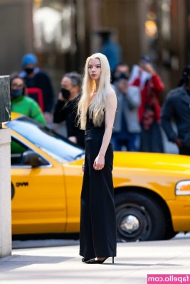 Anya Taylor-Joy [ anya-taylor-joy ] - Watch me bounce! Watch me pull my boobs out! Watch me rub my hands part 1