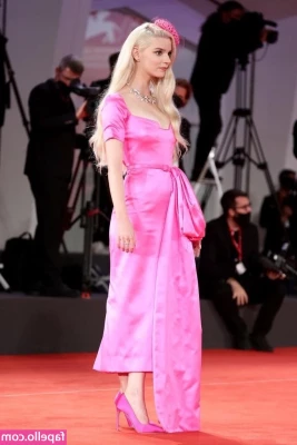 Anya Taylor-Joy [ anya-taylor-joy ] - Playing with her like a toy - You can hear how wet she is 