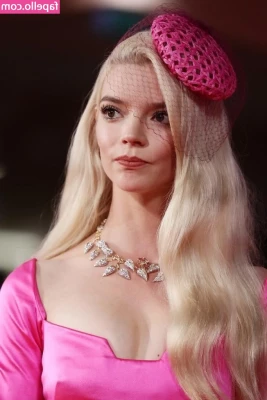 Anya Taylor-Joy [ anya-taylor-joy ] - This Christmas weekend is looking quite gloomy for me - DM me with a