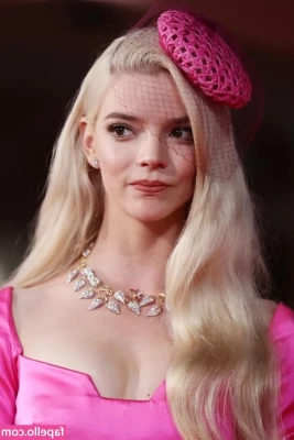 Anya Taylor-Joy [ anya-taylor-joy ] - Finger stretching mood  B part 1