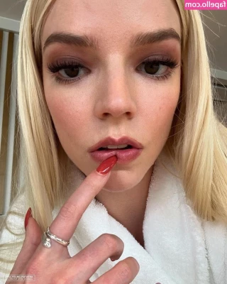 Anya Taylor-Joy [ anya-taylor-joy ] - Fresh out of the shower   no makeup  WFH the joys of casual clothing 