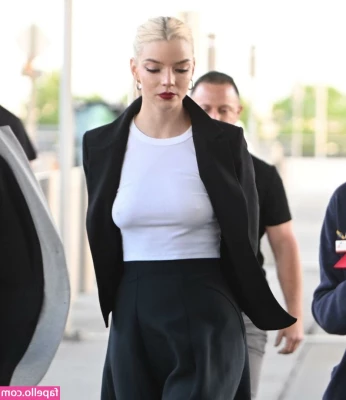 Anya Taylor-Joy [ anya-taylor-joy ] - Are you ready to cum on these? 💦🍒