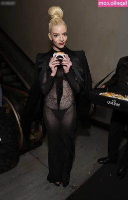 Anya Taylor-Joy [ anya-taylor-joy ] - 🔹QUESTION 🔹 How would you decorate this cake? 👅 She chose