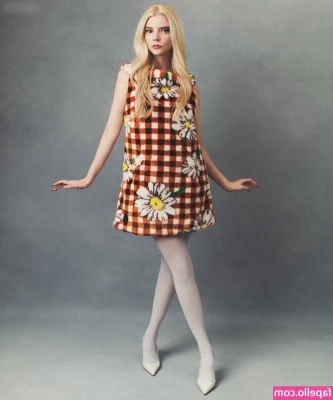 Anya Taylor-Joy [ anya-taylor-joy ] - Locked pink pig