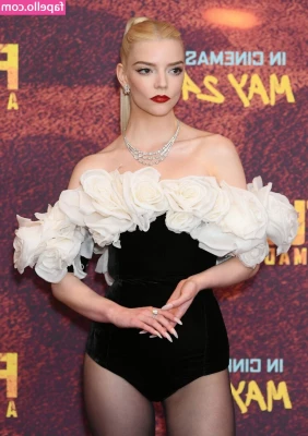 Anya Taylor-Joy [ anya-taylor-joy ] - Come here daddy  amp  stop playin