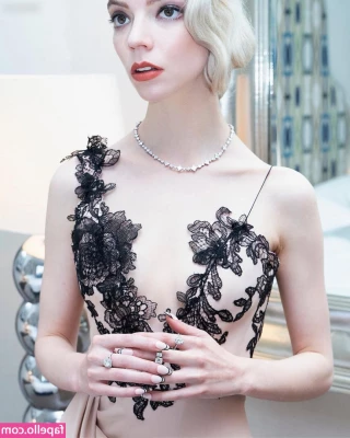 Anya Taylor-Joy [ anya-taylor-joy ] - Another cum shot for you  If you had my snap you could ve seen the