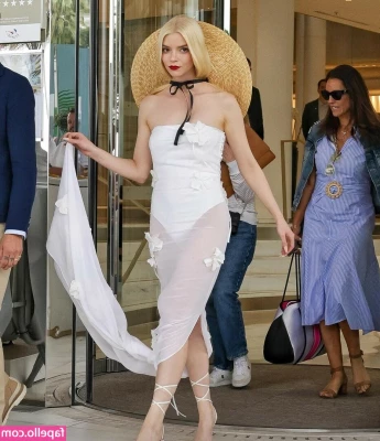 Anya Taylor-Joy [ anya-taylor-joy ] - Traveling this morning! Go ahead and treat me to breakfast and maybe