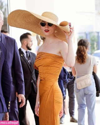 Anya Taylor-Joy [ anya-taylor-joy ] - Got a hickey from  insert_ideas nbsp for Titty Tuesday