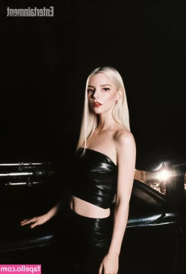 Anya Taylor-Joy [ anya-taylor-joy ] - Happy titty Tuesday with a few flash pics from the pool