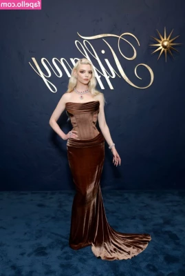 Anya Taylor-Joy [ anya-taylor-joy ] - Love  I want to buy new lingerie  can you help me  You will have hot