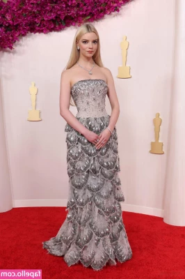 Anya Taylor-Joy [ anya-taylor-joy ] - lubing him up