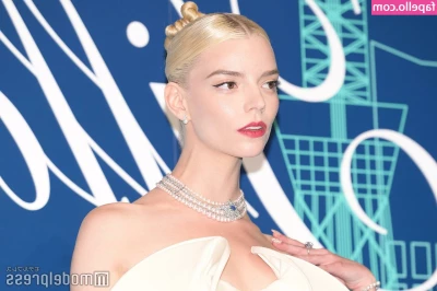 Anya Taylor-Joy [ anya-taylor-joy ] - Que tal me veo de colegiala   me das unas nalgadas he Sido mala alumna