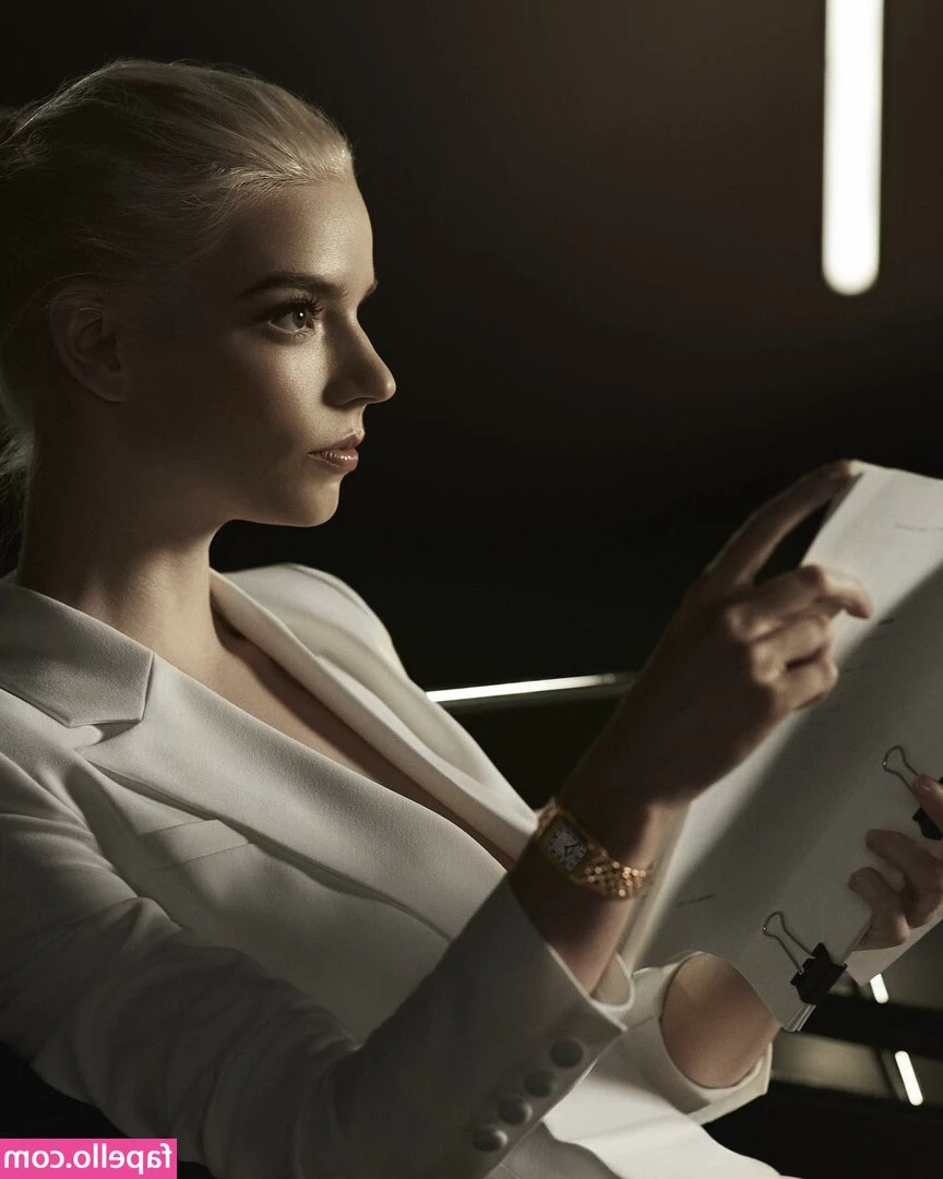 Anya Taylor-Joy [ anya-taylor-joy ] - Yummy appetizer: burrata tomatoes basil and a splash of spicy honey