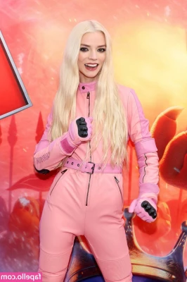 Anya Taylor-Joy [ anya-taylor-joy ] - Super horny with my new glass dildo and pink vibrator