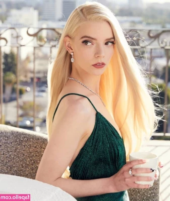 Anya Taylor-Joy [ anya-taylor-joy ] - Shot a quick load in the toilets