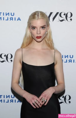 Anya Taylor-Joy [ anya-taylor-joy ] - Lines from the corset hahah I love how it looks. Very cool.