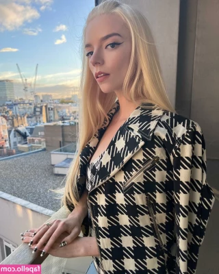 Anya Taylor-Joy [ anya-taylor-joy ] - Happy Humpday 😉