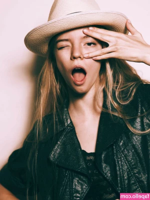 Anya Taylor-Joy [ anya-taylor-joy ] - Sex on the couch...? 💭
