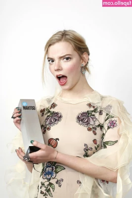 Anya Taylor-Joy [ anya-taylor-joy ] - I can make some unforgettable memories using this mini pool 🙈