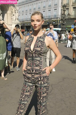 Anya Taylor-Joy [ anya-taylor-joy ] - Después de 8 meses de inactividad  regresó Discúlpenme  Han pasado