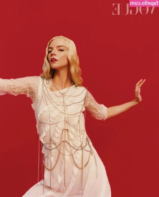 Anya Taylor-Joy [ anya-taylor-joy ] - Family dollar public fart store was packed