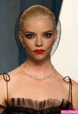 Anya Taylor-Joy [ anya-taylor-joy ] - Late shower
