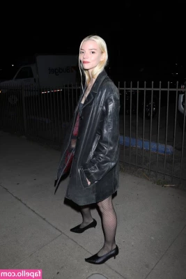 Anya Taylor-Joy [ anya-taylor-joy ] - What hunni wants to say good night to my titties    Dm if you want a