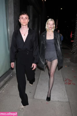 Anya Taylor-Joy [ anya-taylor-joy ] - Cozy can be sexy too! 😉