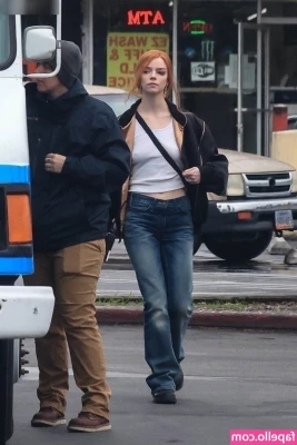 Anya Taylor-Joy [ anya-taylor-joy ] - Early bird gets the worm! (cock)